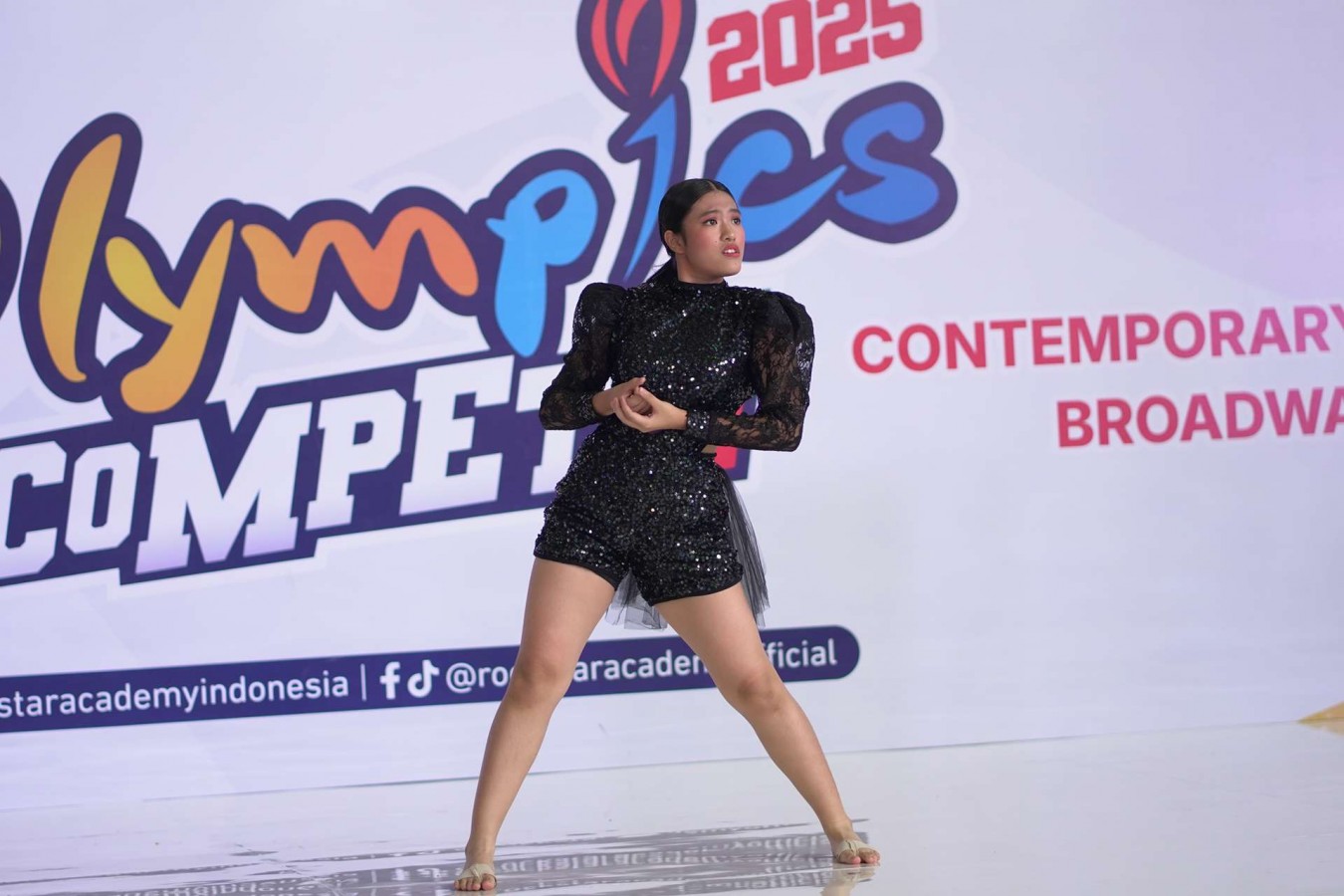 Traveling Dance Skill: Movement Across the Space in Contemporary Dance